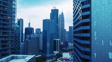 Kuala Lumpur, Malezya - 1 Eylül 2023 - Kuala Lumpur 'un şehir merkezindeki İş Bölgesi' nin hızlandırılmış görüntüleri