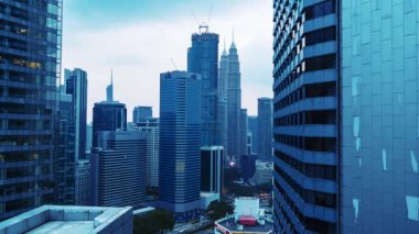 Kuala Lumpur, Malezya - 1 Eylül 2023 - Kuala Lumpur 'un şehir merkezindeki İş Bölgesi' nin hızlandırılmış görüntüleri