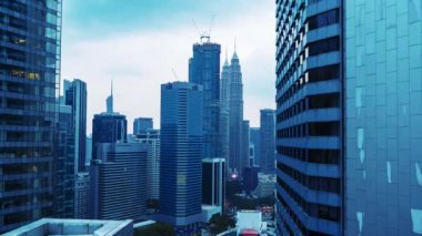 Kuala Lumpur, Malezya - 1 Eylül 2023 - Kuala Lumpur 'un şehir merkezindeki İş Bölgesi' nin hızlandırılmış görüntüleri