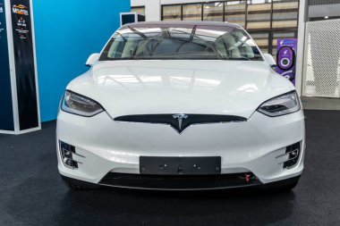Kuala Lumpur, Malezya - 5 Mayıs 2023: Tesla model X Malezya Autoshow 2023 'te sergilenmektedir