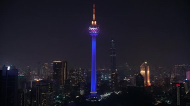 Kuala Lumpur, Malezya - 1 Eylül 2023 - Gece KL Kulesi 'nin gerçek zamanlı görüntüleri ve arkasında Menara PNB 118
