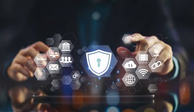 Siber suç ve siber güvenlik kavramı. El gösterimi koruma sistemleri, ağlar ve dijital saldırılara karşı programlar. E- posta, hackleme şifresi ve kişisel veri sağlayan internet bağlantılı sistemlerin korunması. Hacker yazılımı veya kötü amaçlı yazılım.