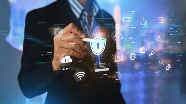 Siber suç ve siber güvenlik kavramı. El gösterimi koruma sistemleri, ağlar ve dijital saldırılara karşı programlar. E- posta, hackleme şifresi ve kişisel veri sağlayan internet bağlantılı sistemlerin korunması. Hacker yazılımı veya kötü amaçlı yazılım.