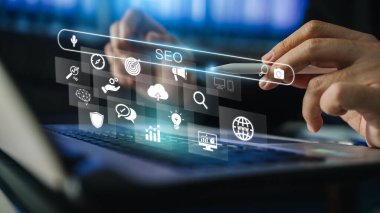 Arama motoru optimizasyonu için çalışan kişi: Sosyal medya içeriği ve web sitesinden reklam alan SEO.