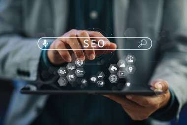 Arama motoru optimizasyonu için çalışan kişi: Sosyal medya içeriği ve web sitesinden reklam alan SEO.