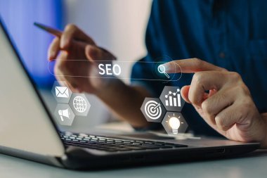 Arama motoru optimizasyonu için çalışan kişi: Sosyal medya içeriği ve web sitesinden reklam alan SEO.