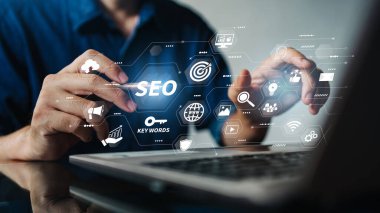 Arama motoru optimizasyonu için çalışan kişi: Sosyal medya içeriği ve web sitesinden reklam alan SEO.
