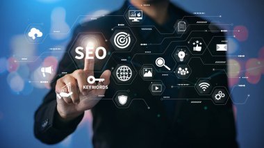 Arama motoru optimizasyonu için çalışan kişi: Sosyal medya içeriği ve web sitesinden reklam alan SEO.