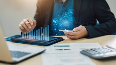 İşadamı yatırım danışmanı, dijital artırılmış gerçeklik grafikleriyle çalışan şirketin mali raporunu analiz ediyor. İş teknolojisi ekonomisi ve pazarlama kavramı.