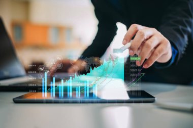 İşadamı yatırım danışmanı, dijital artırılmış gerçeklik grafikleriyle çalışan şirketin mali raporunu analiz ediyor. İş teknolojisi ekonomisi ve pazarlama kavramı.