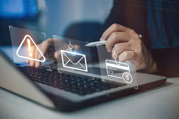 Siber suç ve siber güvenlik kavramı. El gösterimi koruma sistemleri, ağlar ve dijital saldırılara karşı programlar. E- posta, hackleme şifresi ve kişisel veri sağlayan internet bağlantılı sistemlerin korunması. Hacker yazılımı veya kötü amaçlı yazılım.