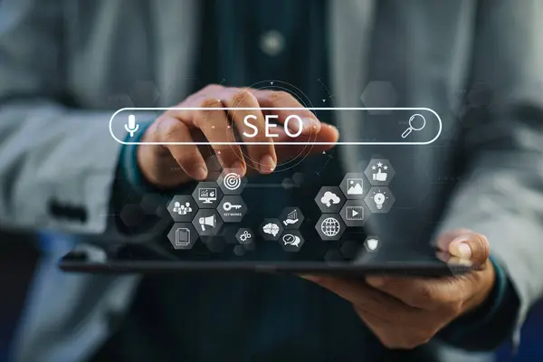 Arama motoru optimizasyonu için çalışan kişi: Sosyal medya içeriği ve web sitesinden reklam alan SEO.