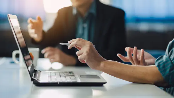 İki işadamı şirketin finansal nakit akışını analiz ediyor. Takım çalışması konsepti şirket ve ekonomi fonuyla toplantı.