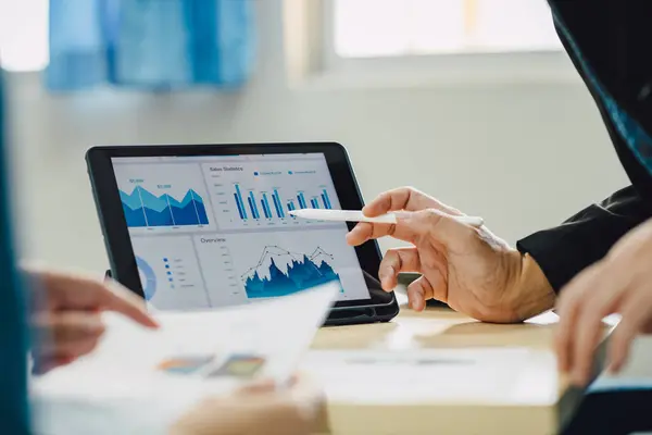İki işadamı şirketin finansal nakit akışını analiz ediyor. Takım çalışması konsepti şirket ve ekonomi fonuyla toplantı.