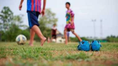 Çocukların dışarıda futbol oynayarak eğlendiği bir spor. Toplumun kırsal kesimlerinde alacakaranlık günbatımı gökyüzünün altında. Kopyalama alanı ile resim.