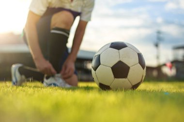 Çocukların dışarıda futbol oynayarak eğlendiği bir spor. Toplumun kırsal kesimlerinde alacakaranlık günbatımı gökyüzünün altında. Kopyalama alanı ile resim.