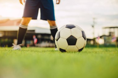 Çocukların dışarıda futbol oynayarak eğlendiği bir spor. Toplumun kırsal kesimlerinde alacakaranlık günbatımı gökyüzünün altında. Kopyalama alanı ile resim.