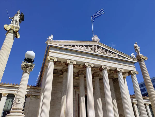 Perspective View Pillars Statues Greek Flag Situated Front Entrance Portal — ストック写真