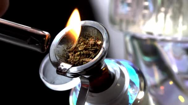 Macro Gros Plan Fumer Bourgeon Marijuana Médicale Avec Bong Accessoires — Video