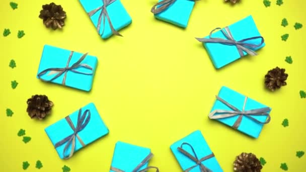 ギフトボックスと装飾 360度回転 フラットレイアウトと黄色の青クリスマスと新年の背景 — ストック動画