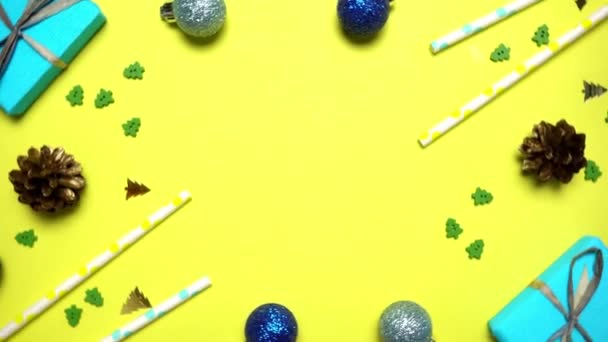 Жовтий Синій Різдвяний Новорічний Фон Подарунковою Коробкою Прикрасами Обертання 360 — стокове відео