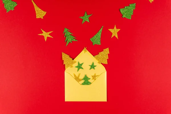 Neujahr Roter Hintergrund Mit Goldenem Umschlag Und Papierstern Und Baum — Stockfoto