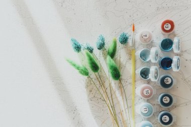 Sayılarla, pastel renklerle, tuvale çizim yapmak için renkli bir guaj seti. Boş zaman aktivitesi, hobi ve rahatlama kavramları. Seçici odaklanma. Kapat..