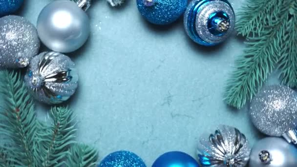 Decoraciones Año Nuevo Navidad Bolas Abeto Sobre Fondo Azul Rotación — Vídeos de Stock