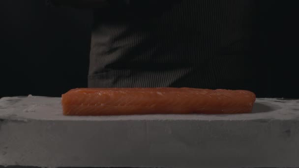Großaufnahme Des Küchenchefs Der Auf Das Kochen Von Frischem Lachsfilet — Stockvideo