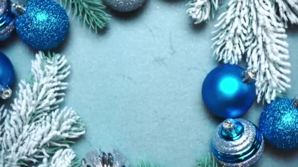 Новорічні Різдвяні Прикраси Кулі Ялинка Синьому Фоні Обертання 360 Градусів — стокове відео