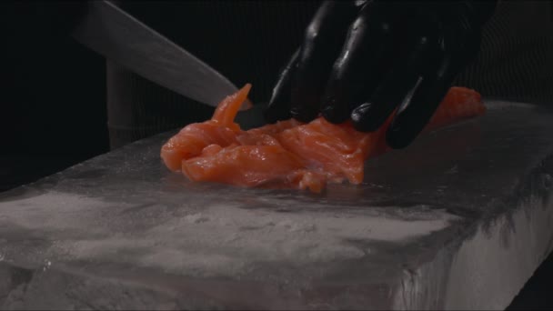 Primo Piano Dello Chef Preparato Alla Cottura Del Filetto Salmone — Video Stock