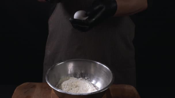 Mannetjeshanden Breken Bloem Close Koks Maken Deeg Houten Tafel Zwarte — Stockvideo