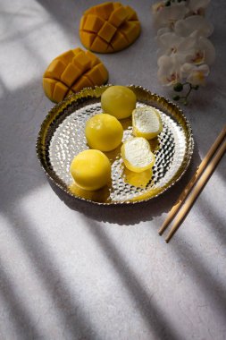 Gri arka planda mango meyveli Mochi tatlısı, yakın plan. Geleneksel Japon pirinç keki