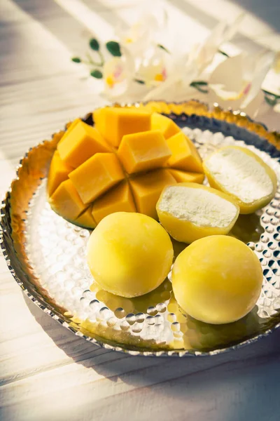 Smaczny Deser Mochi Owocami Mango Drewnianym Tle Zbliżenie Tradycyjny Japoński — Zdjęcie stockowe
