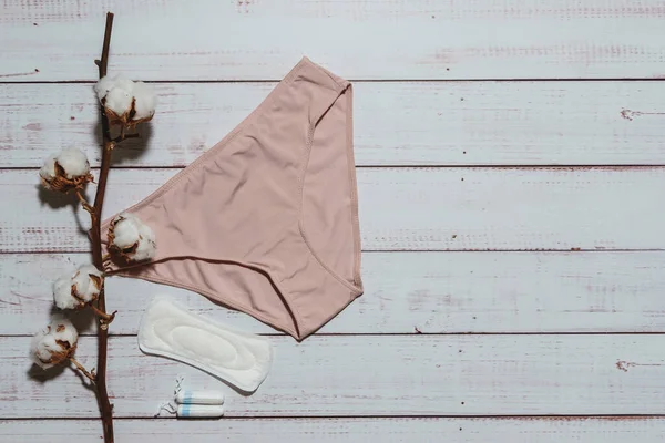 Rosa Unterhosen Mit Baumwollbrunch Auf Hölzernem Hintergrund Nahaufnahme Damenunterwäsche Ansicht — Stockfoto