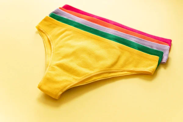 Sarı Arka Planda Renkli Çamaşırları Yakın Plan Pamuk Külot Kadın — Stok fotoğraf