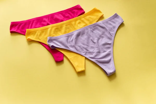 Sarı Arka Planda Renkli Çamaşırları Yakın Plan Pamuk Külot Kadın — Stok fotoğraf
