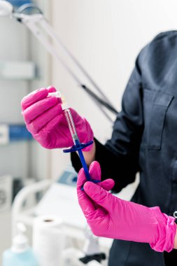 Kadın güzellik uzmanının elinde güzellik enjeksiyonlarıyla yakın plan fotoğrafı. Cilt bakımı ürünleri ve güzellik salonu veya klinik kavramları.