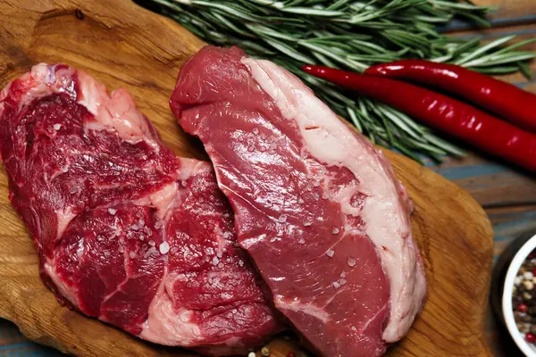 Raw Organic Beef Meat Rosemary Seasonings Salt Red Pepper Wooden — Stok Foto