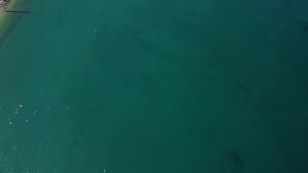 トルコのビーチリゾートシティの沿岸エリアの空中ビュー 美しい地中海 ターコイズ色の水 ドローンショット — ストック動画