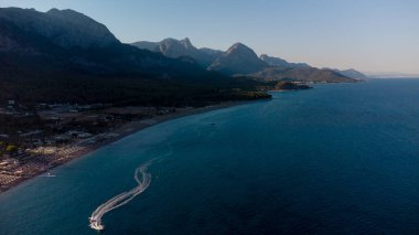 Türk sahil beldesi Kemer 'in kıyı bölgesinin havadan görünüşü. Güzel Akdeniz 'e. Suyun turkuaz renkleri. İHA atışı