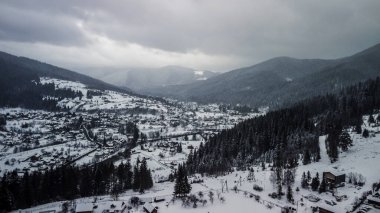 Karpat Dağları 'ndaki yüksek katlı turistik yerleri, sisli havayı, kış mevsimini gösteren gökyüzü manzarası. Ukrayna 'nın turistik yerleri. Turizm, çevre ve doğa konseptleri.