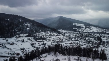 Karpat Dağları 'ndaki yüksek katlı turistik yerleri, sisli havayı, kış mevsimini gösteren gökyüzü manzarası. Ukrayna 'nın turistik yerleri. Turizm, çevre ve doğa konseptleri.