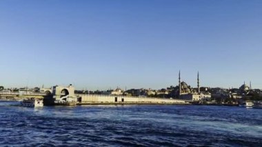 İstanbul 'un gökdelenleri ve güzel deniz manzarası, İstanbul Boğazı, Türkiye. Popüler turizm merkezi. Turizm kavramı 