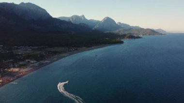 Türk sahil beldesi Kemer 'in kıyı bölgesinin havadan görünüşü. Güzel Akdeniz 'e. Suyun turkuaz renkleri. İHA atışı