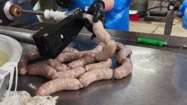 Et fabrikasındaki sosis üretim sürecini kapatın. Gıda endüstrisi kavramı