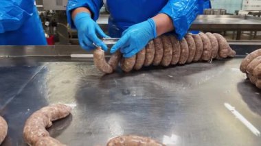 Et fabrikasındaki sosis üretim sürecini kapatın. Gıda endüstrisi kavramı