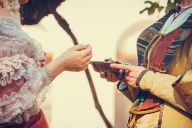 Orta çağ 'dan kalma lüks, şekerli bir tabağı tutan bir kadın. Yakından seçici bir odak noktası. Barok tablo takımı.