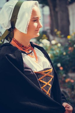 Esmer kadın portresi. Tarihi Barok kıyafetler giymiş. Eski moda saç stili, açık havada. Orta sınıf ortaçağ elbisesi