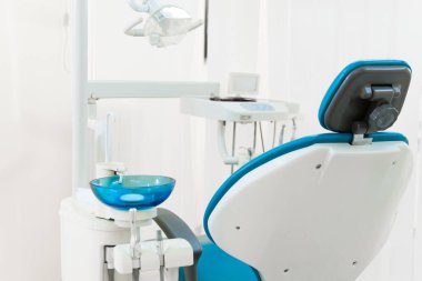 Modern sandalye, ekipman ve aletlerle dişçi çalışma alanı. Stomatoloji teknolojileri. Diş bakımı ve ağız sağlığı konsepti